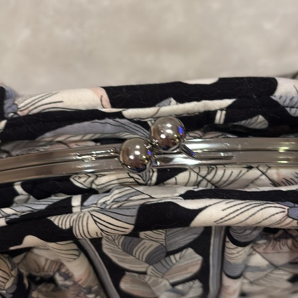 Vera Bradley Black and Cream Women's Handbag/EUC - Picture 5 of 7